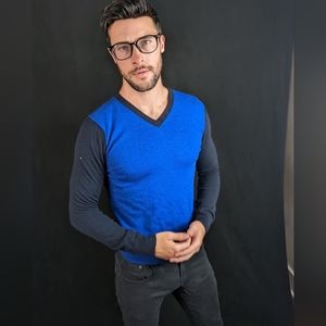 Express V-neck Sweater in black and blue